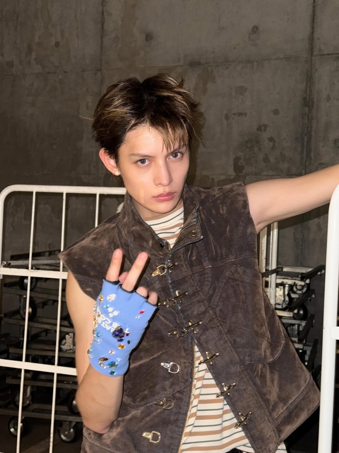 深邃的眼窩與眉骨，完美營造出陰鬱神祕的氛圍。