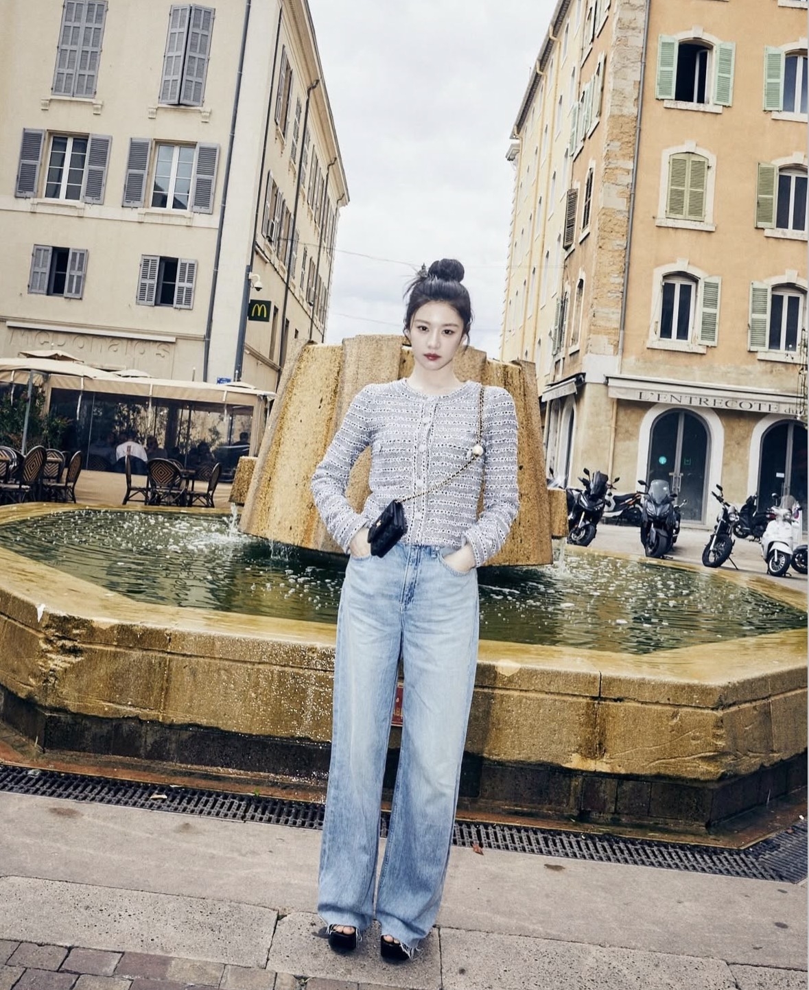 小香風外套搭配牛仔褲，是高允貞出鏡率非常高的穿搭公式之一！