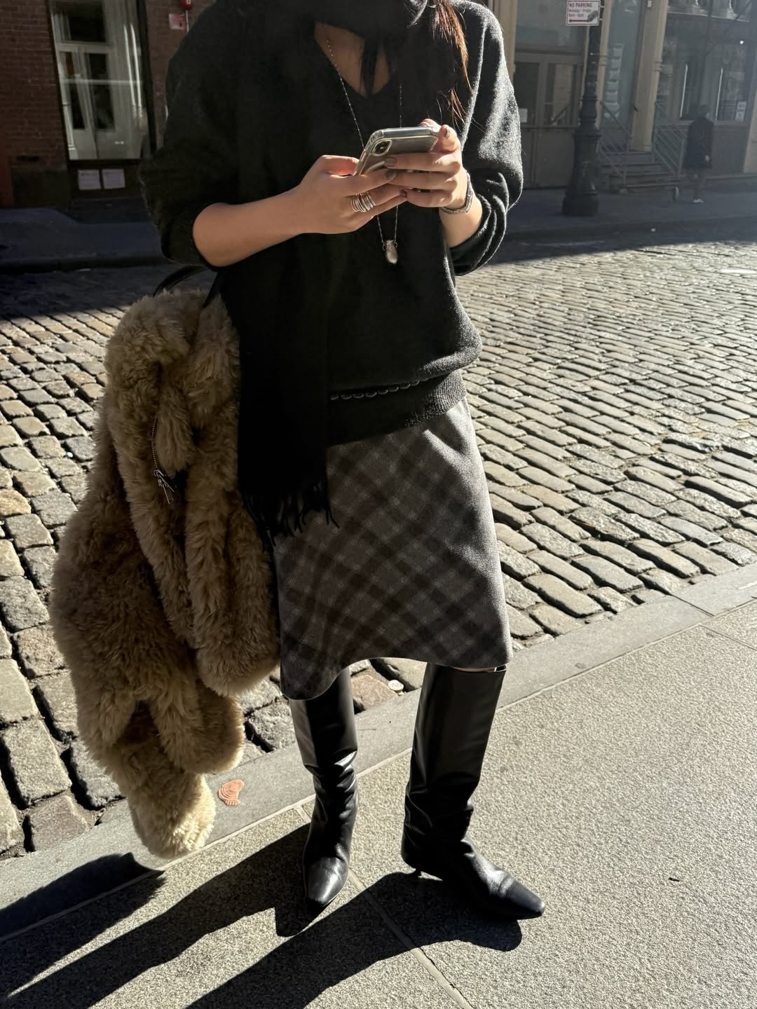 挺版及膝靴能強制重塑下半身的線條。