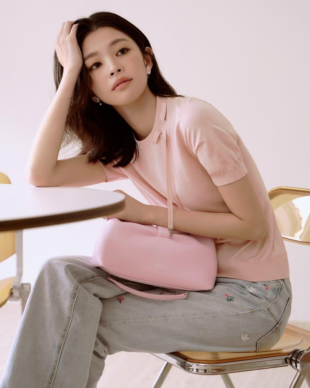 詹子萱穿著Dior 2026春夏系列服飾搭配Dior Bow包款