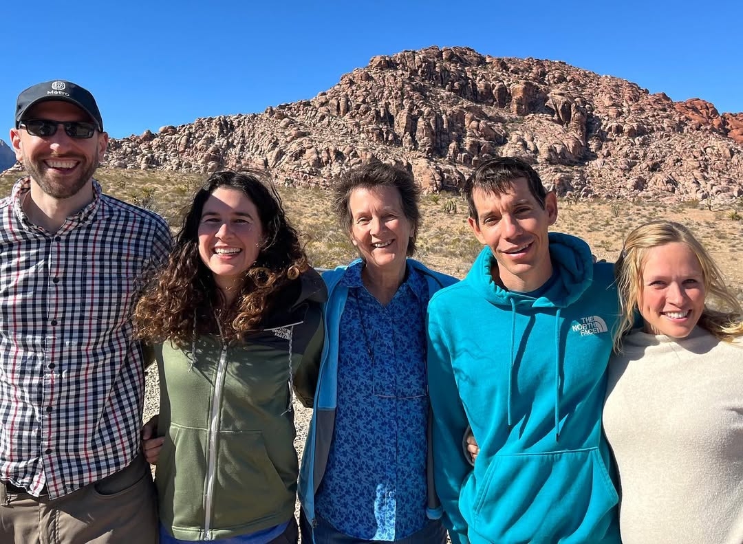 Dierdre 重新審視自己的孩子，他是那個從小沈默寡言、有些自閉傾向，卻在岩壁上才真正活過來的兒子。