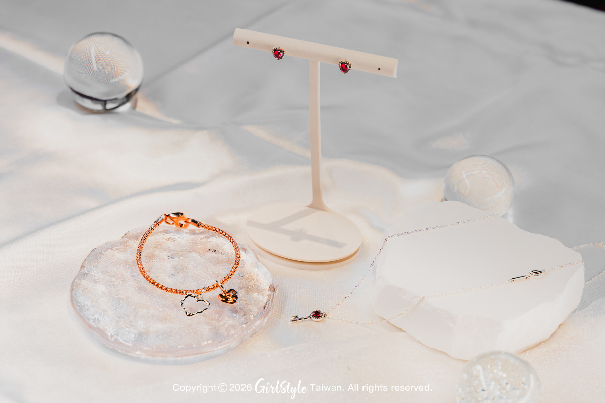 PANDORA 心心相映雙吊飾手鏈套組｜特價 7,580元｜原價 9,460元（左），PANDORA 心之鎖鑰項鍊耳環套組｜特價 5,280元｜原價 6,160元｜情人節限定（右）