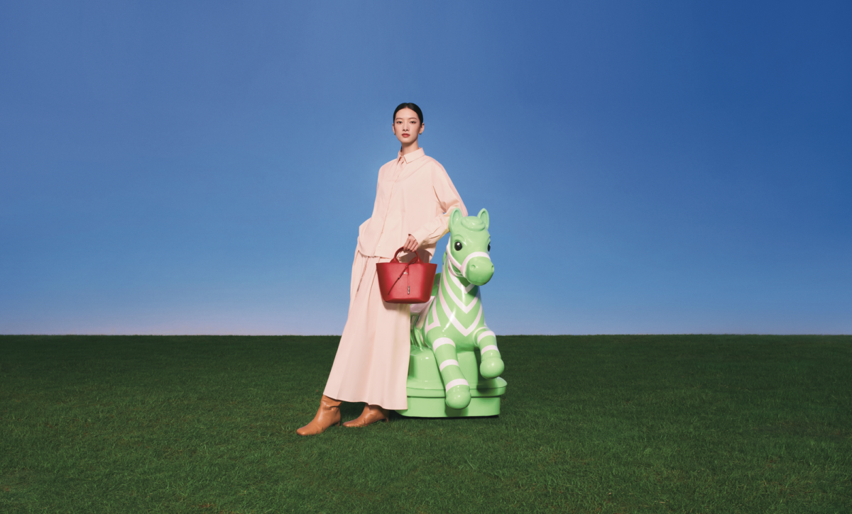 Longchamp慶祝2026農曆馬年的到來，推出胭脂紅或勃根地紅的 Le Roseau 包款