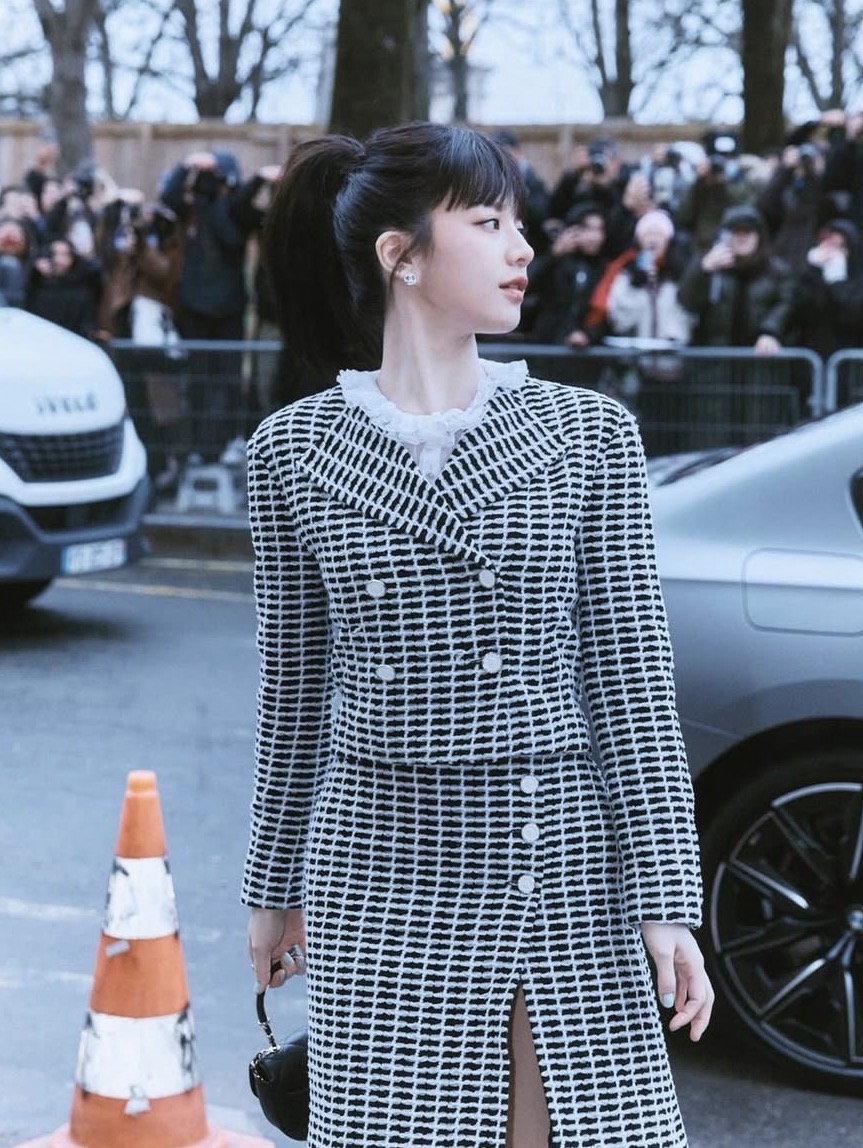 上半身合身剪裁更顯氣質，而半身裙的開衩展現微性感！