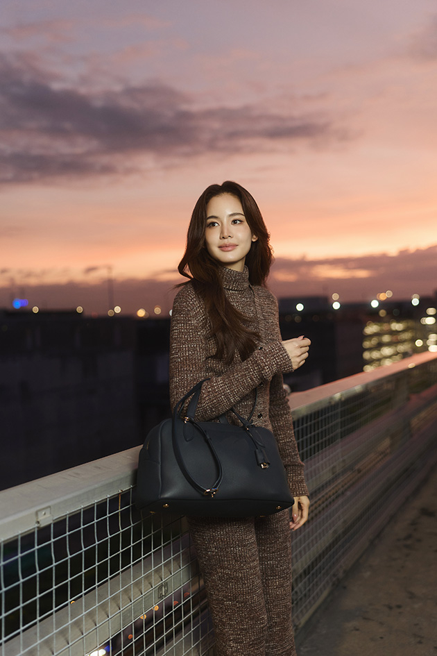 泰劇女神 Bow Maylada 身著 Loro Piana 2025 秋冬系列服飾 現身曼谷素萬那普機場