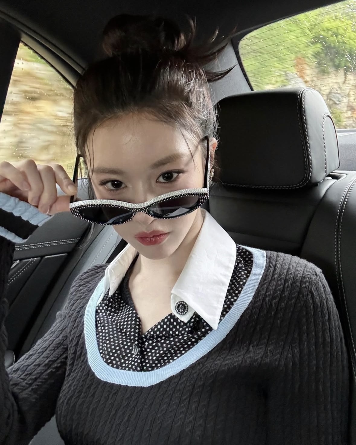 胸口的滾邊大U型領口設計，為整體造型注入俏皮感！