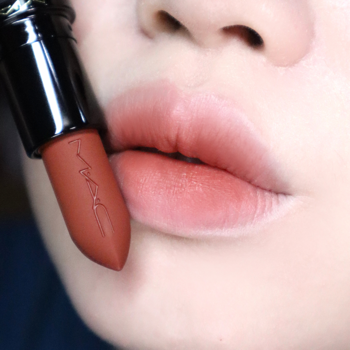 M·A·C 輕親雲霧保濕唇膏#925 Marrakesh-mere焦糖肉桂，NT$990