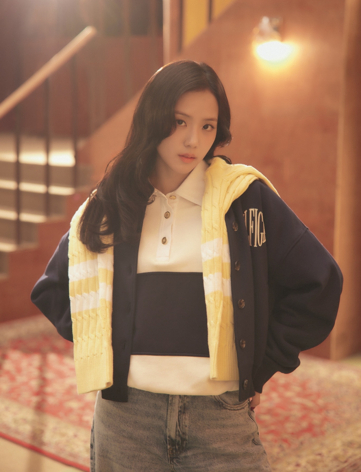 JISOO 以冬季質感造型入鏡，展現溫柔、俐落與淡然自信的迷人姿態。