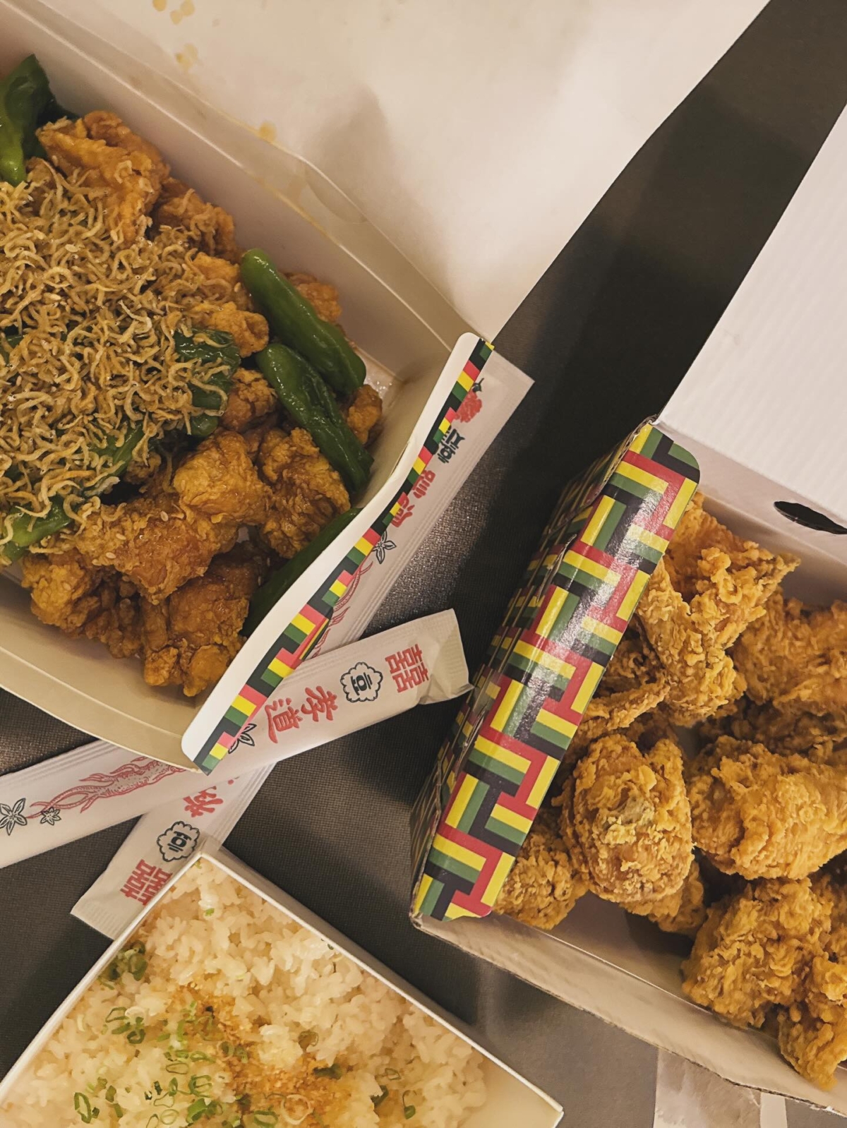 有別於傳統連鎖店，這裡主打將韓式傳統小菜元素融入西式炸雞。