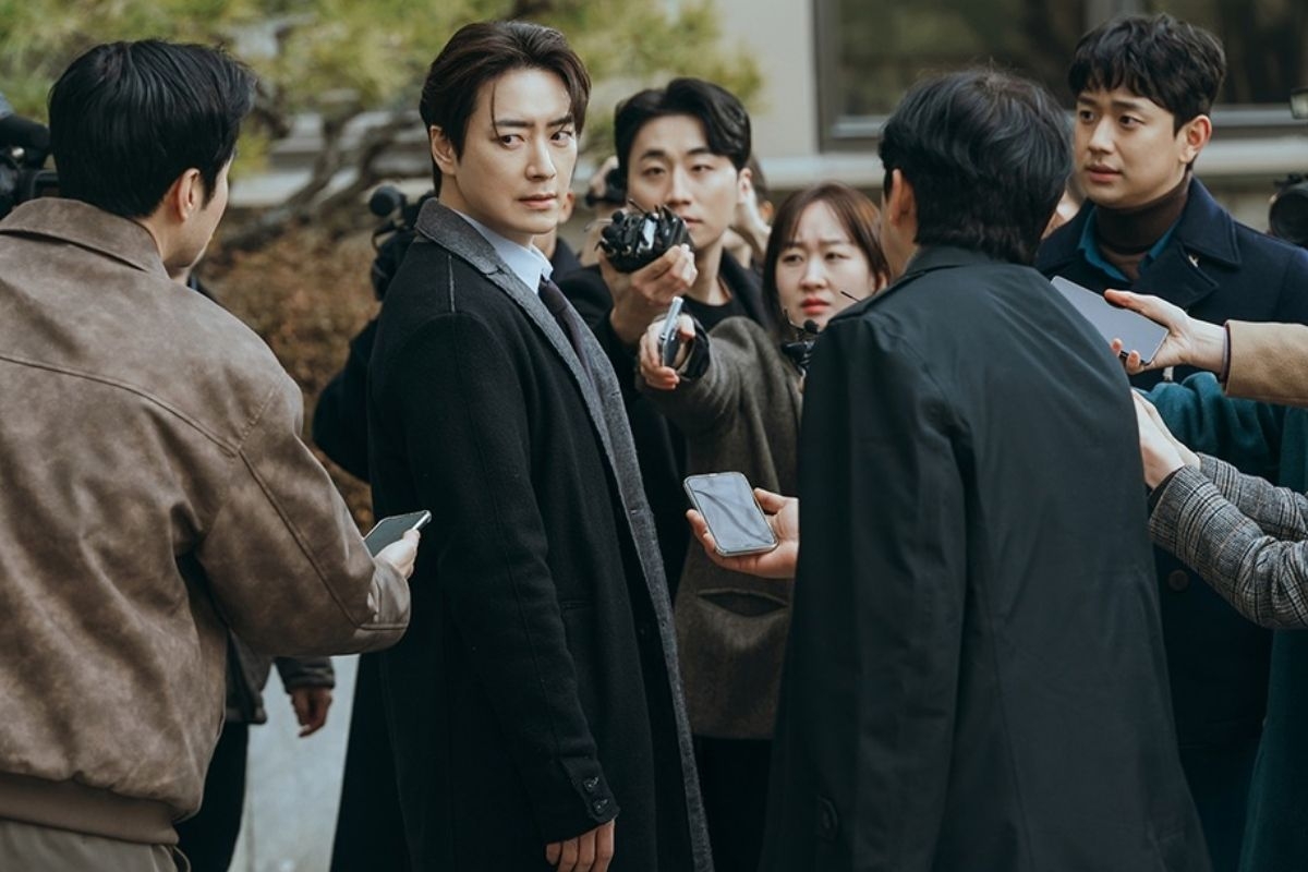 朴霧炅（李浚赫 飾）負責調查與金莎拉有關的命案。