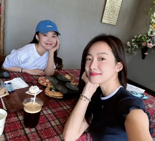 宋茜、張佳寧是演藝圈內的知名女神閨蜜。