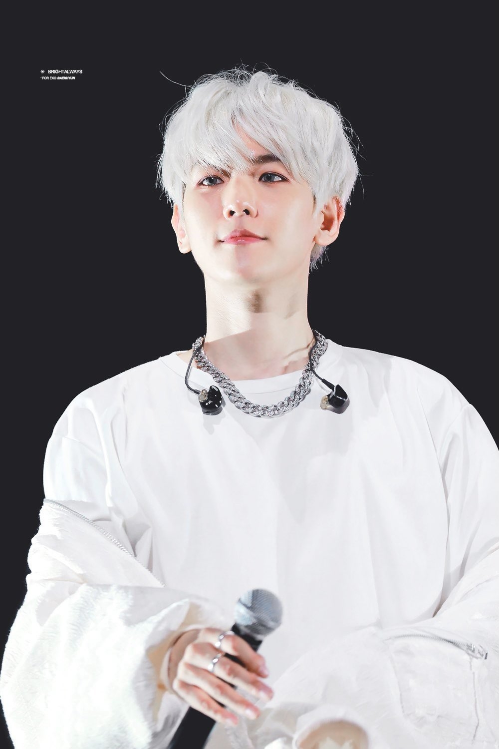 「天才愛豆」邊伯賢銀白髮色既軟萌又可愛。