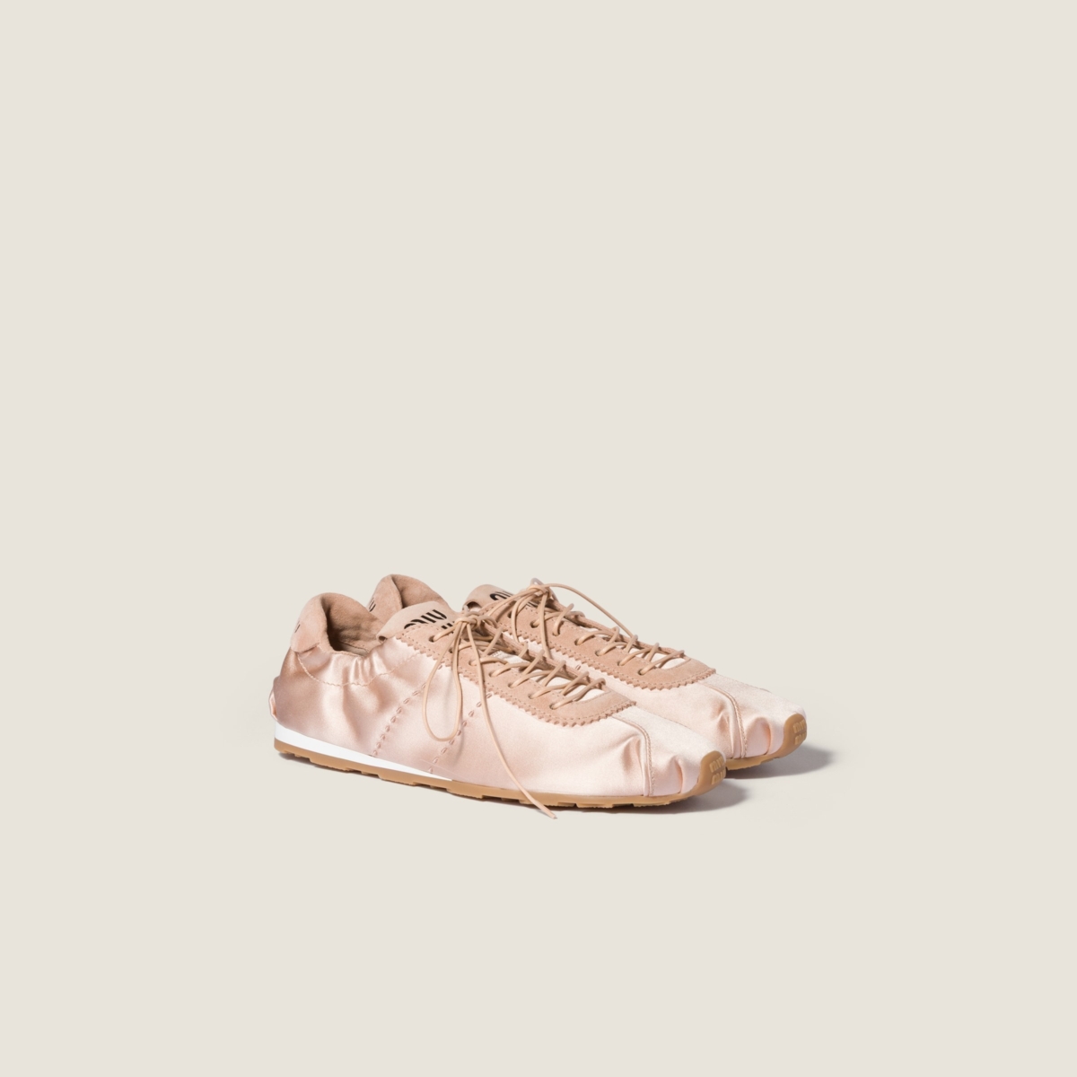 Miu Miu Plume 綢緞運動鞋，NT$33,500