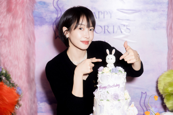 宋茜與兔寶寶巨型蛋糕留念拍照。