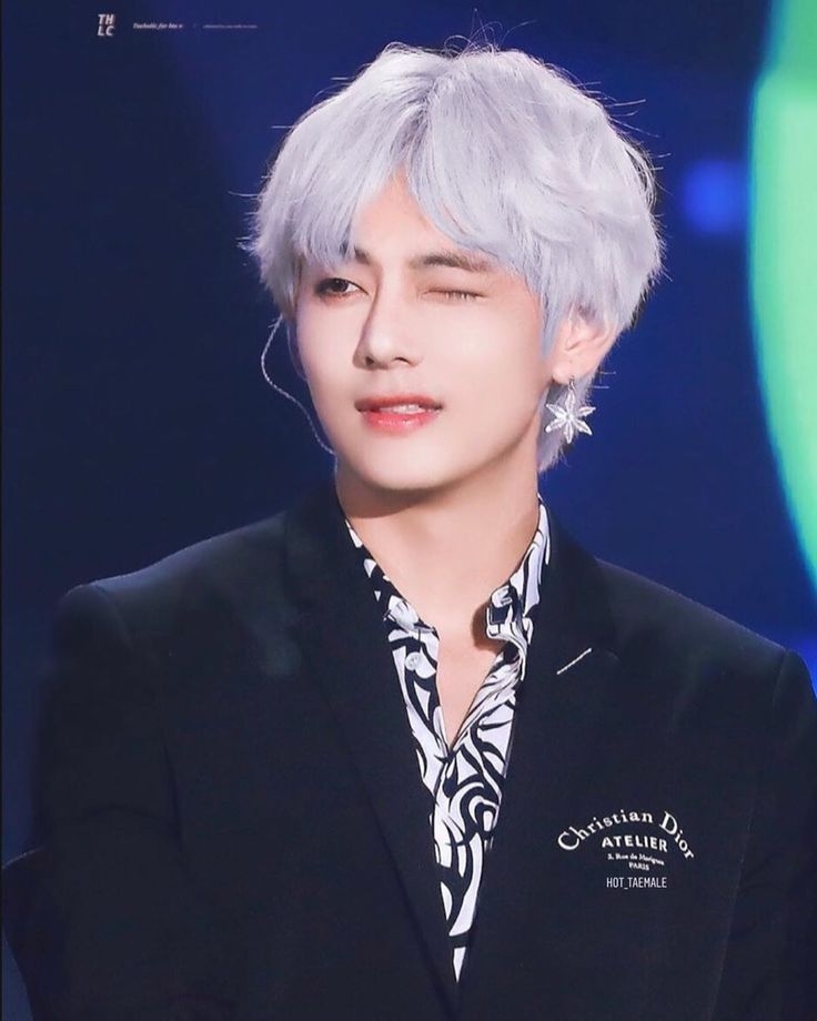 BTS V銀白髮造型令他更加亮眼，明星氣場全開。