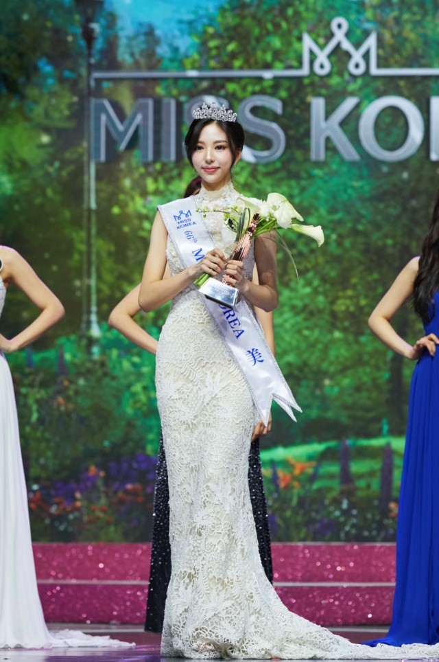 金高銀2022年摘下韓國小姐后冠。