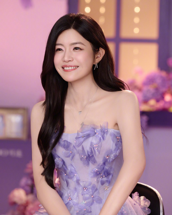 現年42歲的初戀女神陳妍希，甜美形象一如往昔，眼神仍散發出少女光彩。