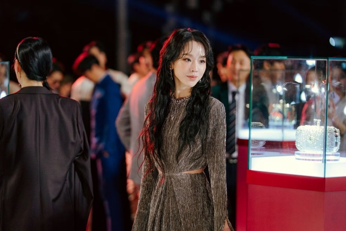 金莎拉（申惠善 飾）以一身高訂禮服穿梭於蓓朵奧的新品晚宴。