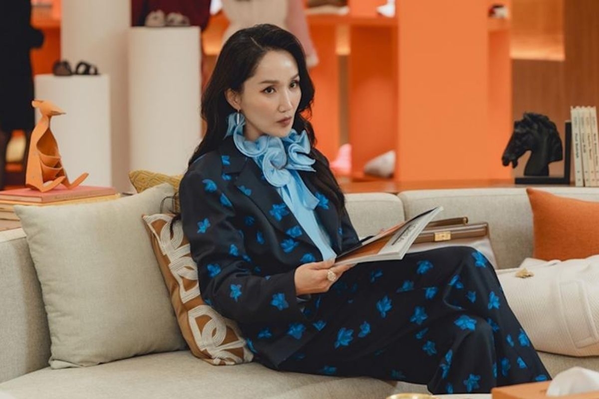 鄭汝珍（朴寶京 飾）是品牌諾斯的代表，卻擠不進上流人士的圈子。