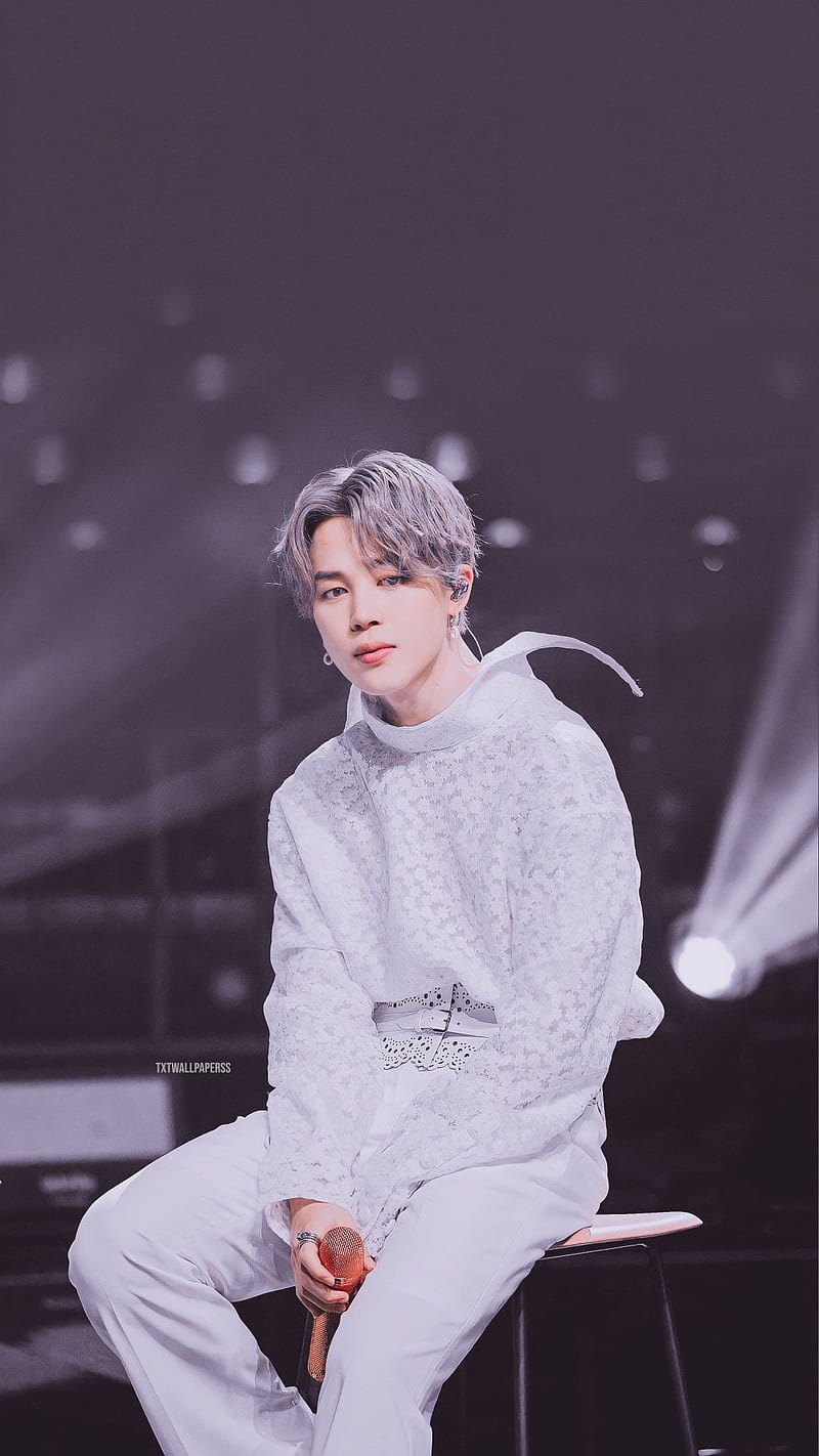 BTS Jimin銀白髮造型散發著藝術家氣息，顯得格外亮眼。