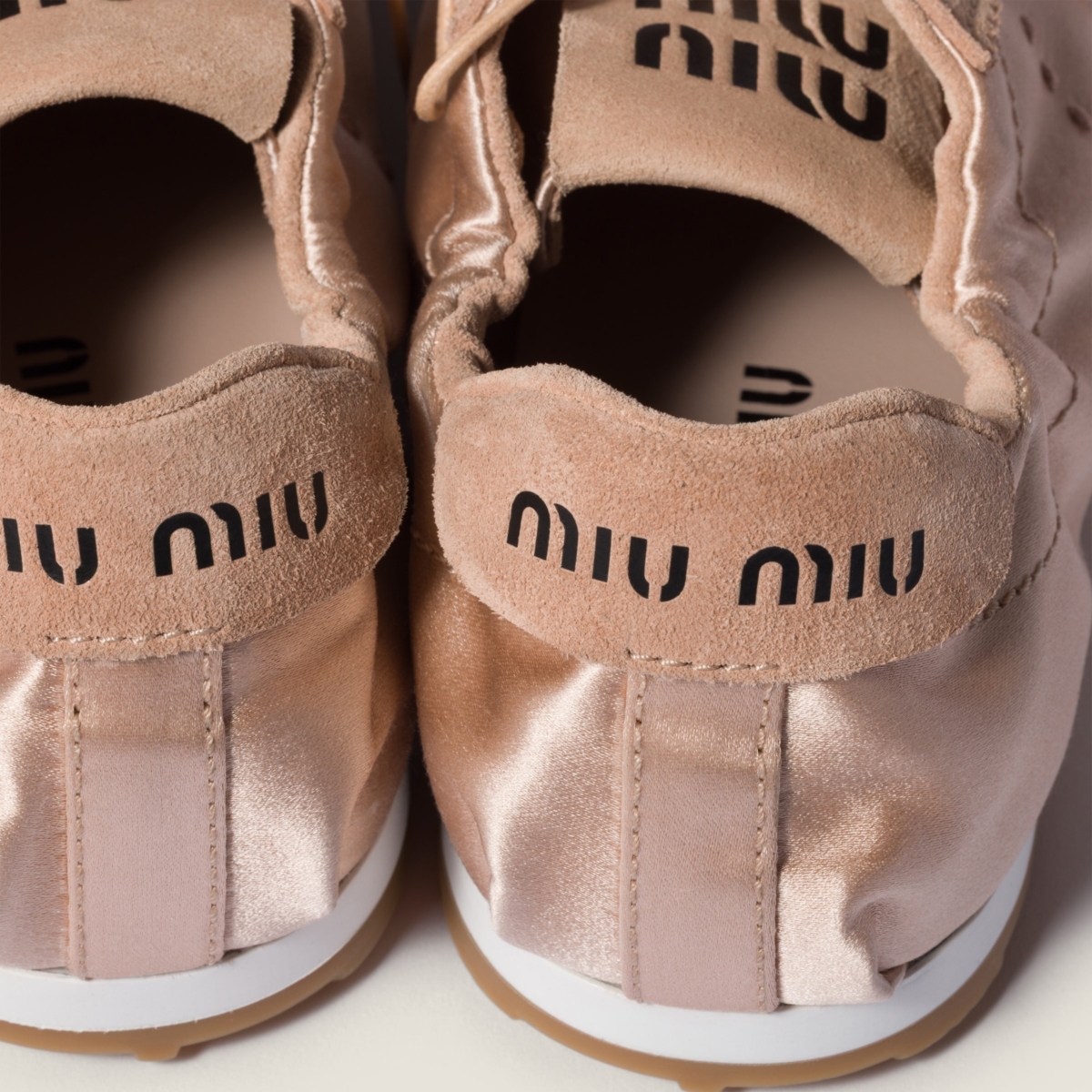 Miu Miu Plume 綢緞運動鞋，NT$33,500