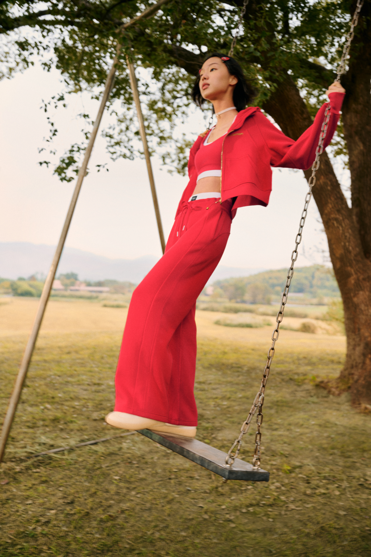 lululemon 推出 2026 新春限定系列 經典款式煥新設計迎馬年 限定印花首次亮相 — Lunar Plumes Red Multi 動感與優雅並存