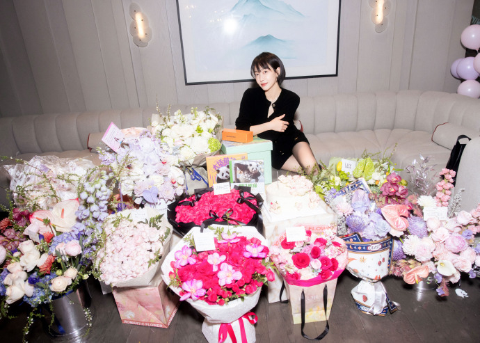 宋茜生日收到無數鮮花與精緻禮物。