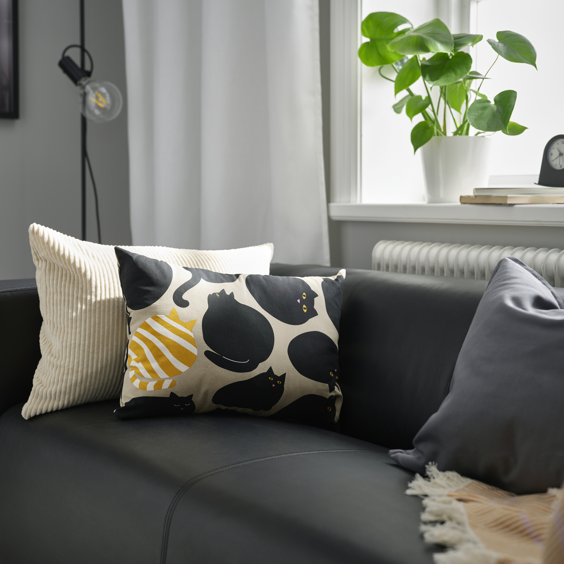 IKEA SANDMOTT靠枕, 米色 黑色/貓, 35x50 公分，NT$199