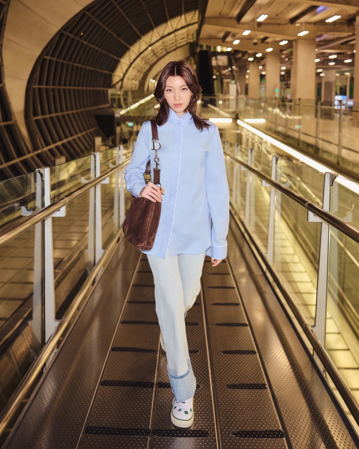 Orm Kornnaphat穿著Dior服飾搭配Diorly咖啡色麂皮中型肩背包前往巴黎為Dior 2026秋冬時裝系列發表會進行準備