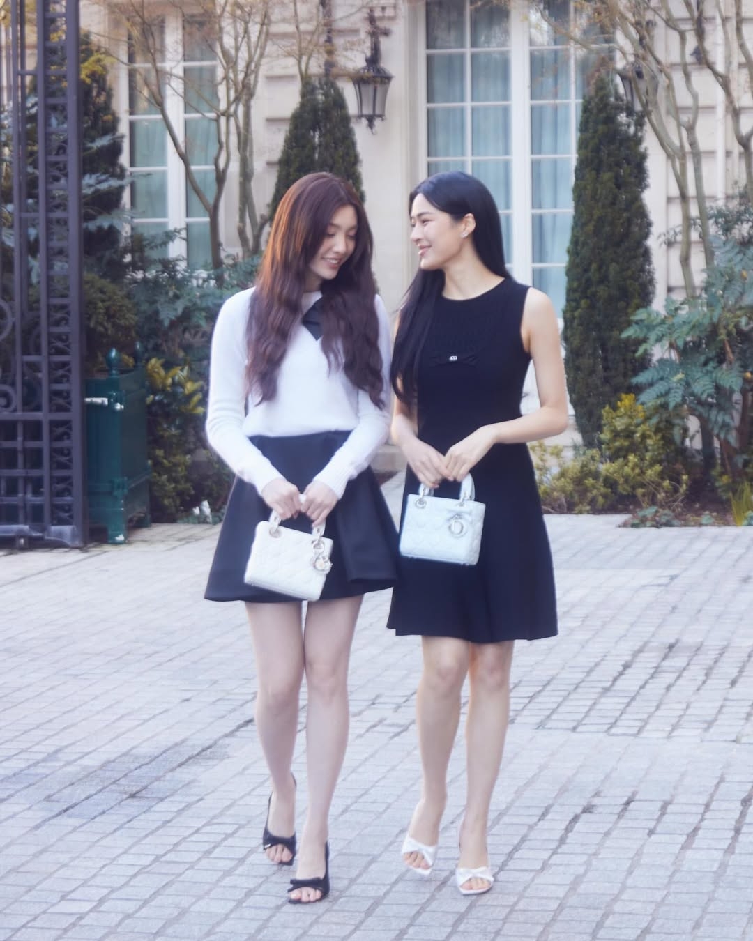 隨著行程移師至巴黎街頭，LingOrm 迅速切換模式，從機場的率性女孩變身為黑色系的優雅繆思。