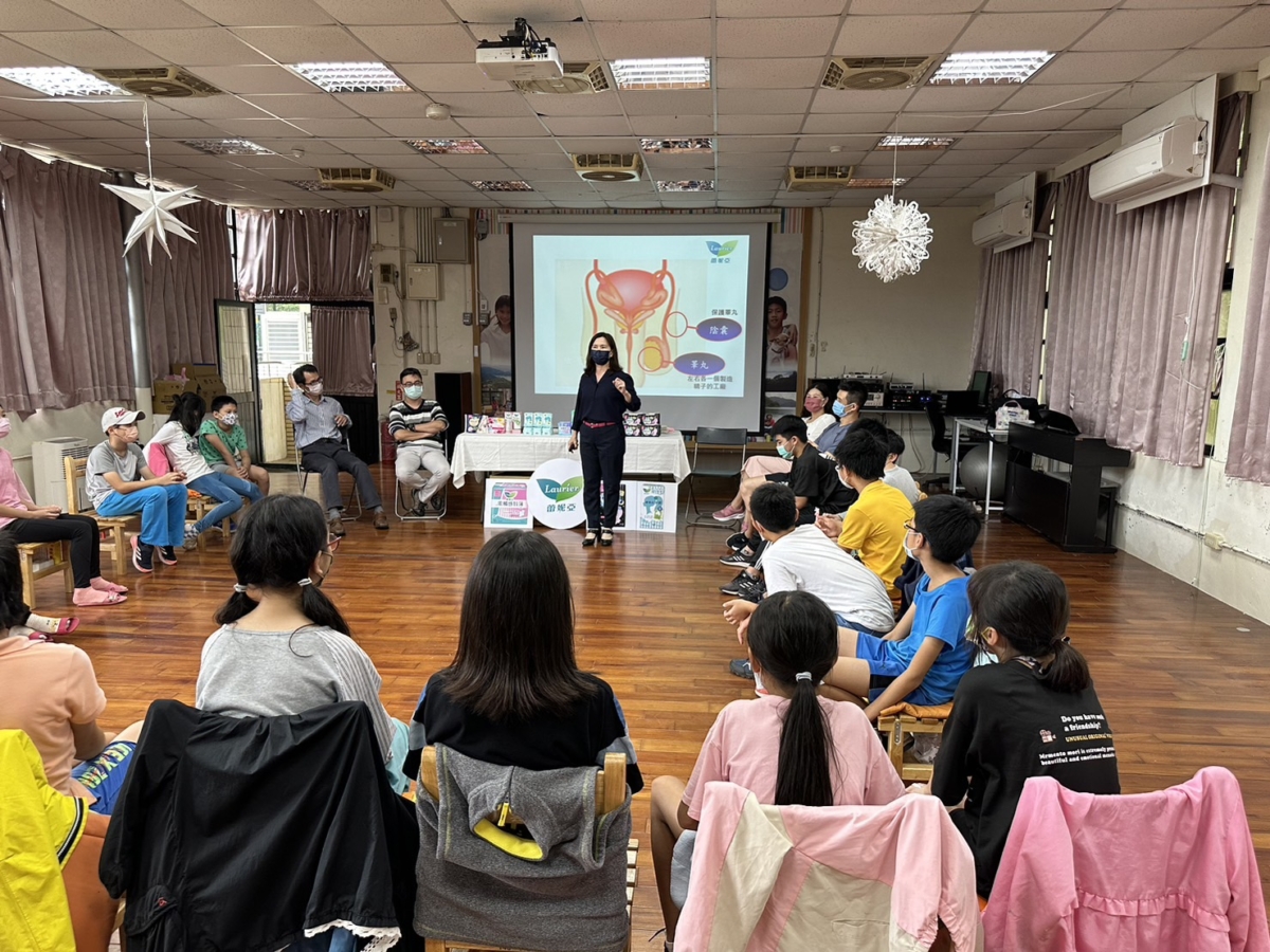 在台灣，蕾妮亞深入校園，提倡月經平權和多元性別議題，打造月經友善的校園環境，並提供月亮包生理用品應援學童需求