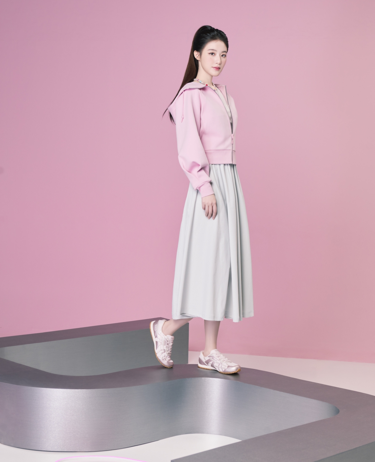 不同於舞台上那種強大的張力與光芒，舒華在 RETRO LITE 的演繹裡回到了最自在的生活節奏