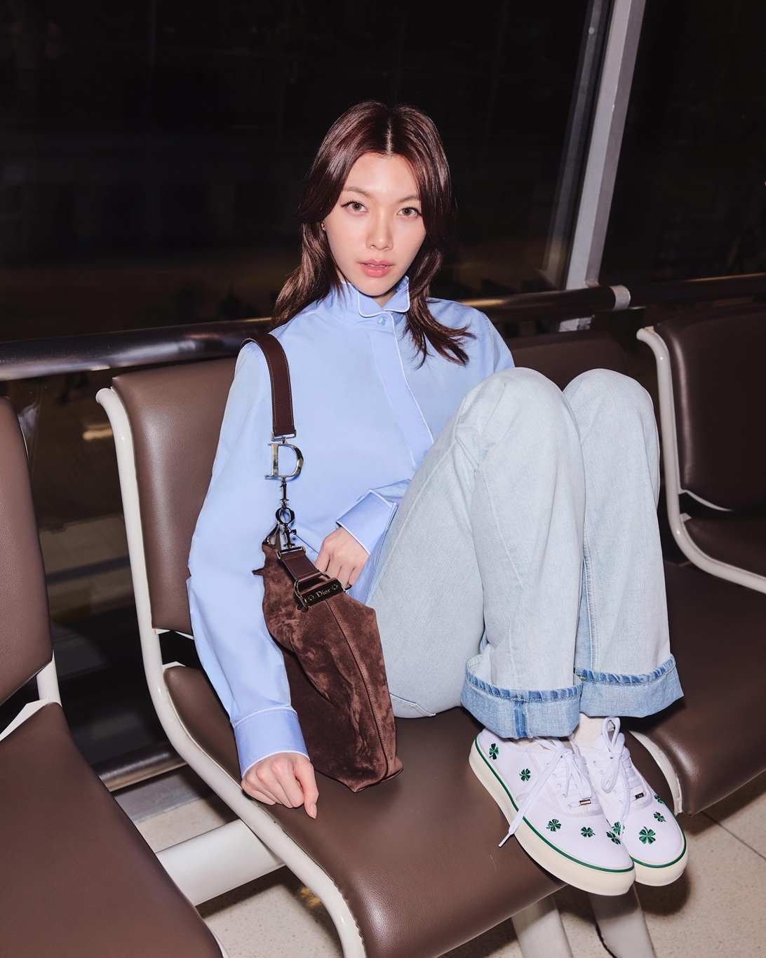 Orm Kornnaphat穿著Dior服飾搭配Diorly咖啡色麂皮中型肩背包前往巴黎為Dior 2026秋冬時裝系列發表會進行準備