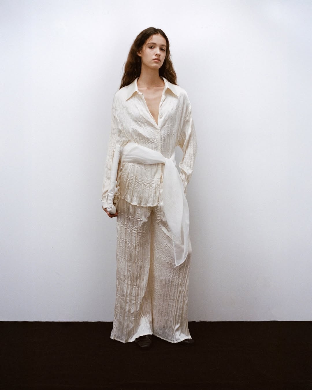 Studio Doe 緞光壓褶窄直襯衫