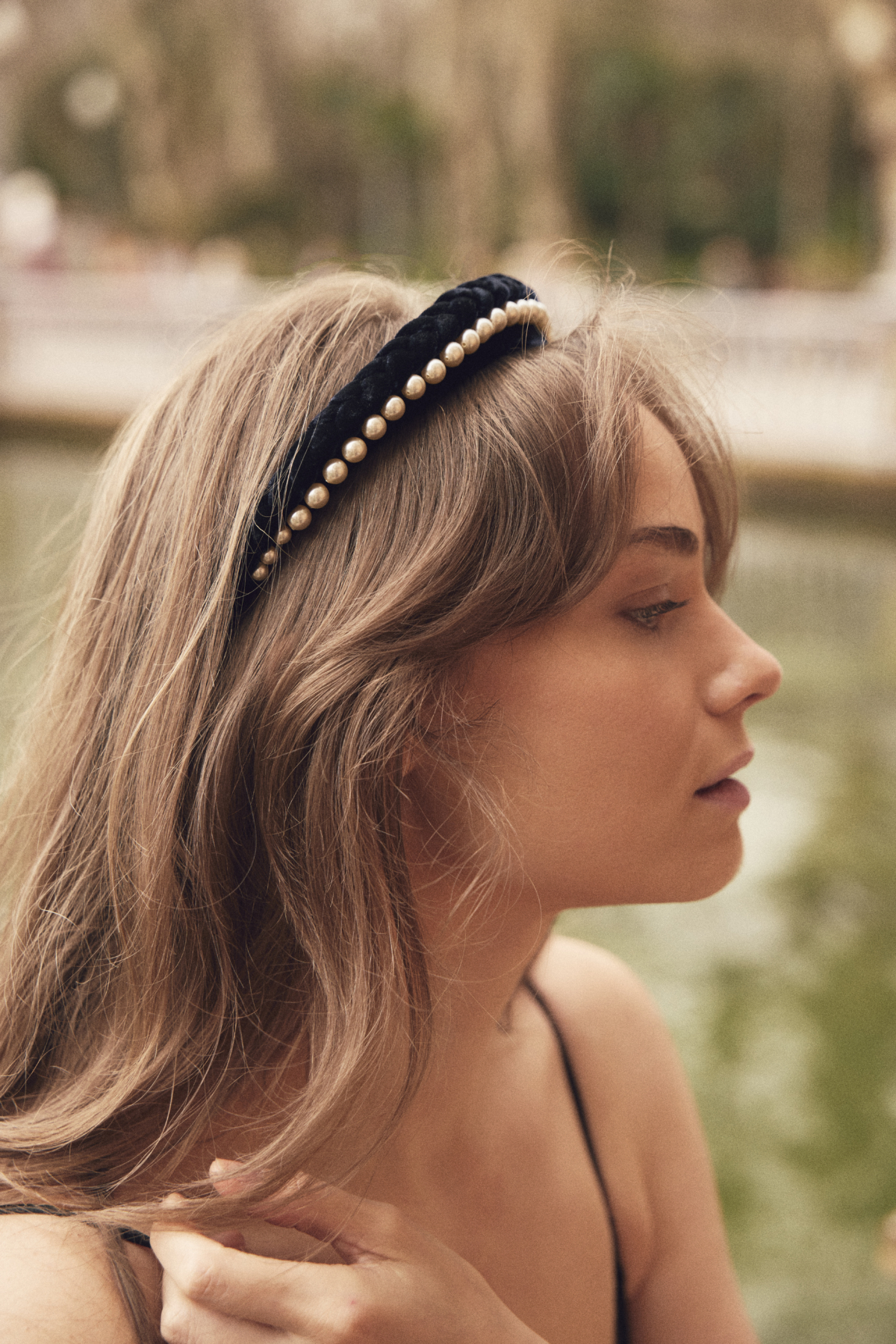 絲絨三股辮珍珠髮箍-黑