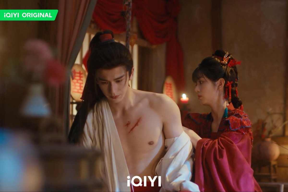 張凌赫《逐玉》大婚洞房戲辣露胸肌，令觀眾大飽眼福。