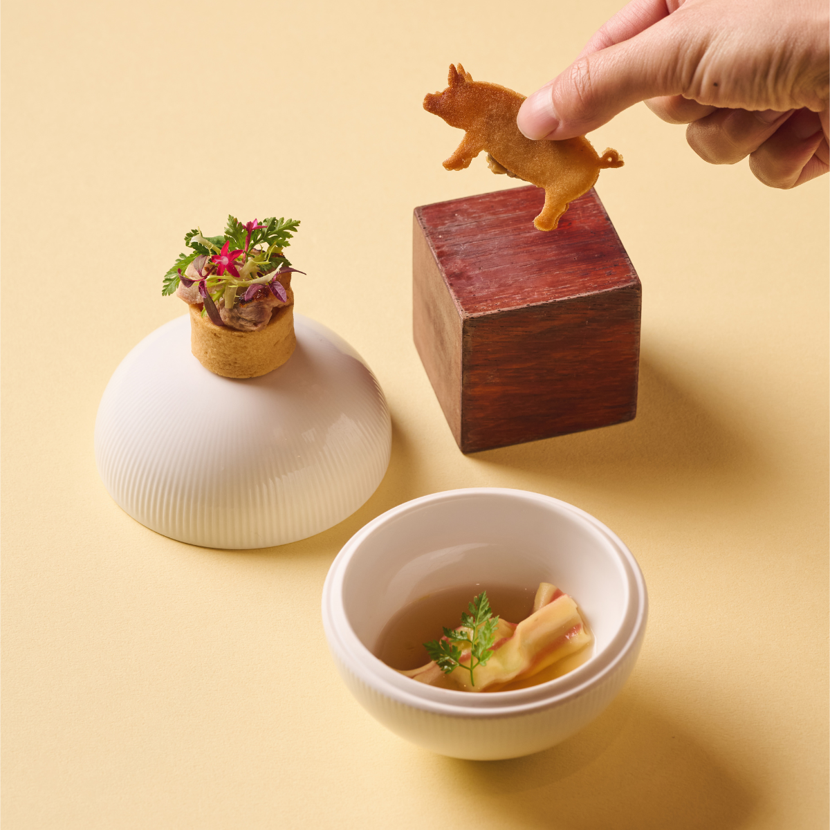 緣．相遇 – 前菜三品｜澄清雞湯、糖果餃子｜煙燻雞肉、金桔、豆薯｜鹹豬肉、小豬餅、花生