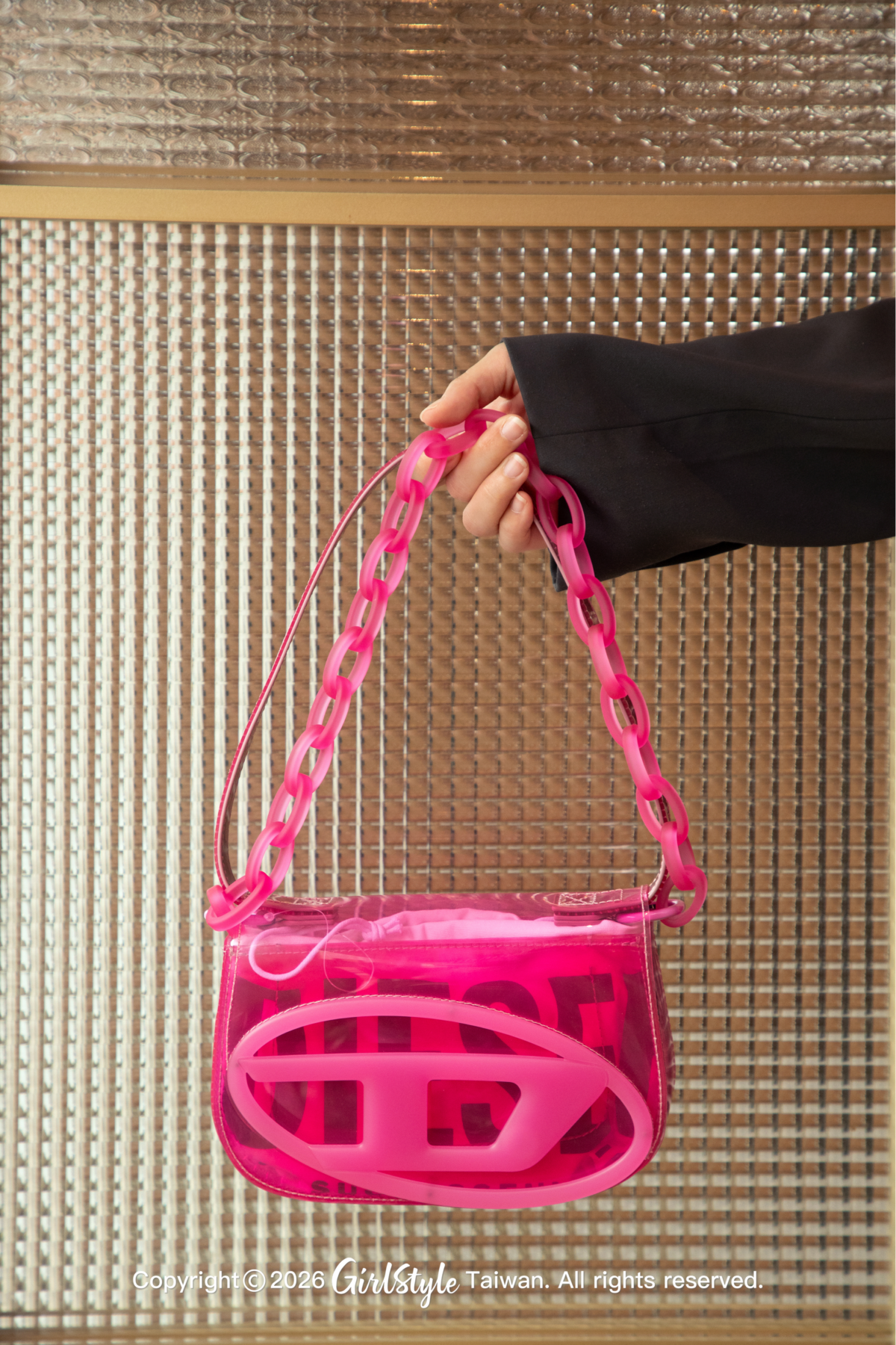 )DIESEL 果凍肩背包｜推薦價 16,800元（全台獨家）