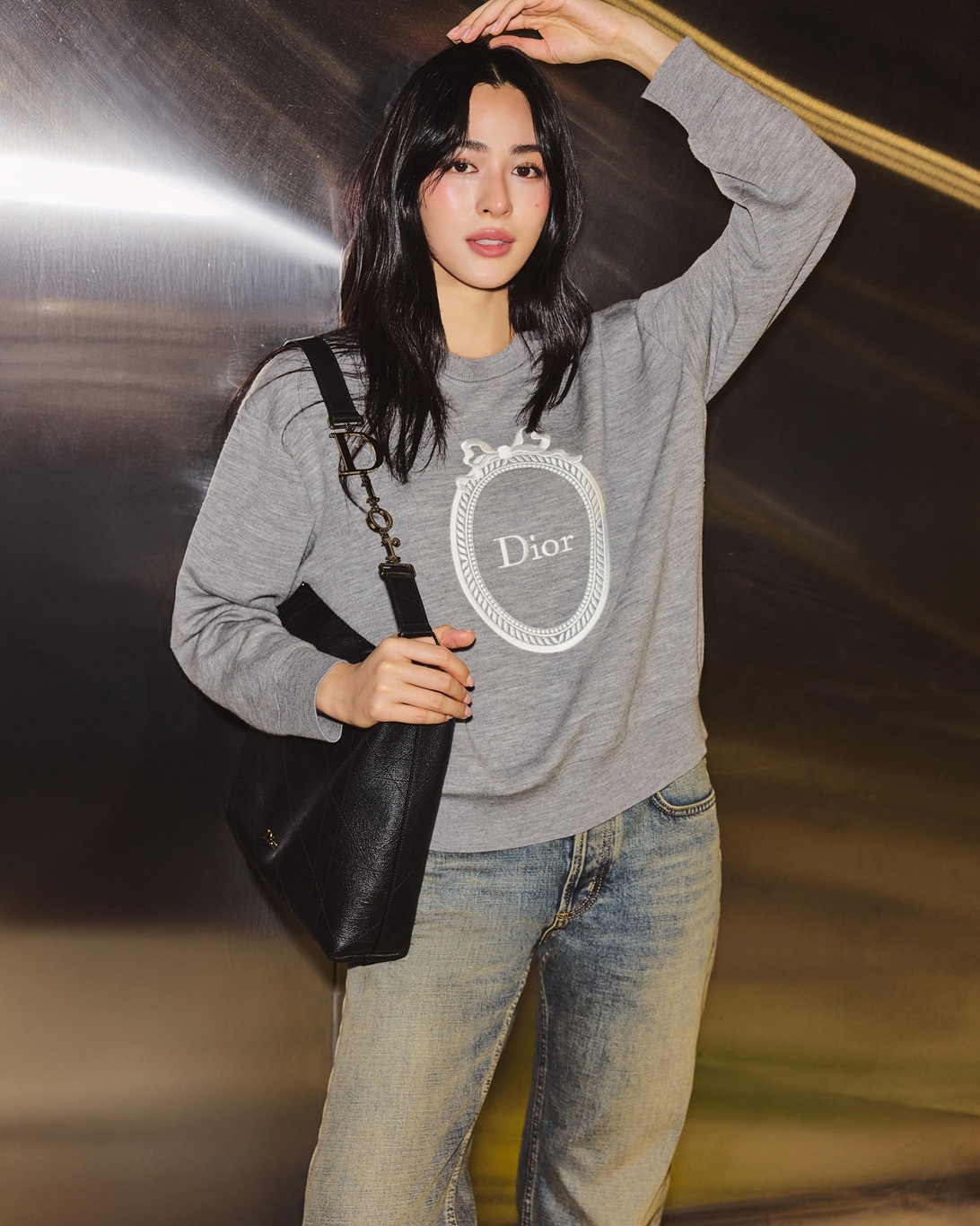 鄺玲玲全身Dior 服飾搭配Diorly黑色大型籐格紋中型肩背包前往巴黎為Dior 2026秋冬時裝系列發表會做準備