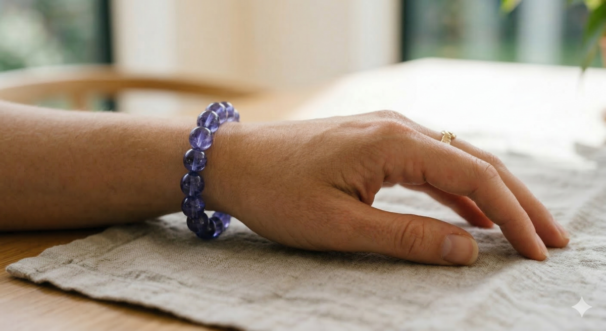 堇青石並非直接燃脂，而是透過能量對應「眉心輪」，幫助佩戴者保持頭腦冷清，減少因壓力導致的暴飲暴食。