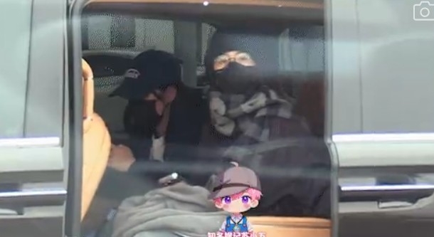 白鹿一面查找跟蹤犯，一面甩動圍巾，看得出相當不悅。