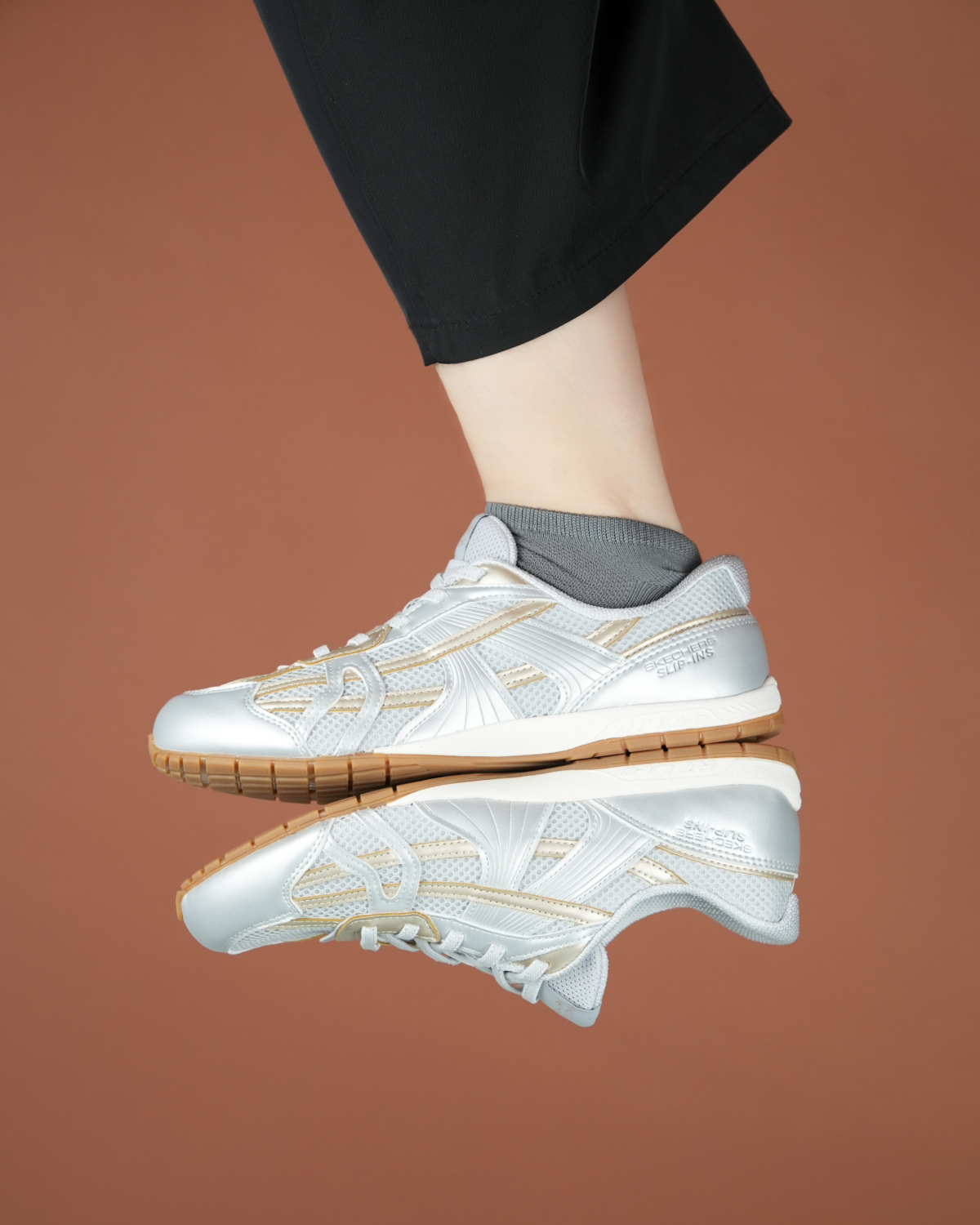 SKECHERS RETRO LITE 在設計上強調「低調比例與輕量結構」，無論是視覺或是穿著腳感都可以感受到輕盈卻不失態度的街頭氛圍。