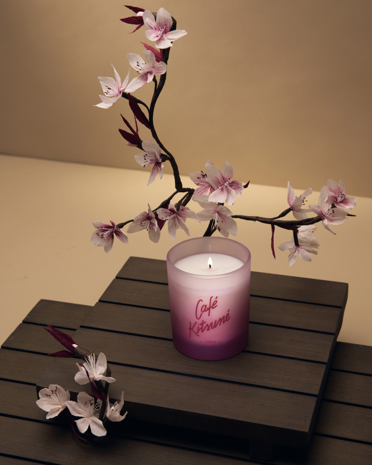 Café Kitsuné 紫羅蘭與安息香香氛蠟燭，NT$2,300
