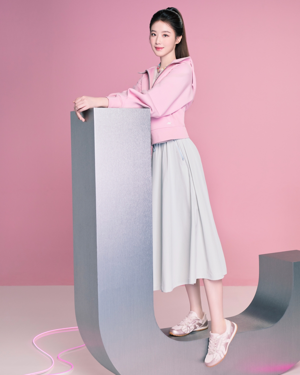 SKECHERS RETRO LITE 系列以 Y3K 未來美學為靈感起點，打造俐落且富未來感的薄底輪廓