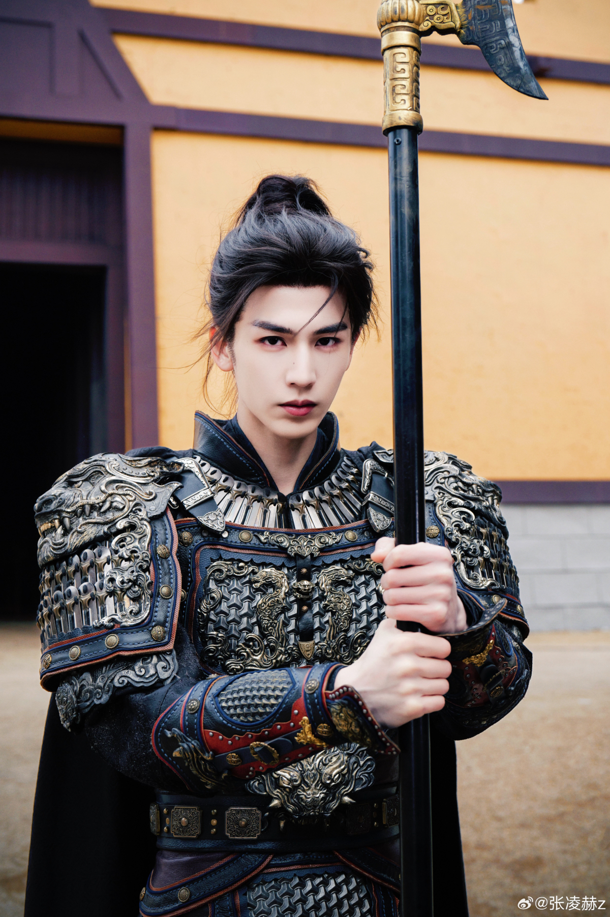 張凌赫憑藉帥氣古裝再度翻紅