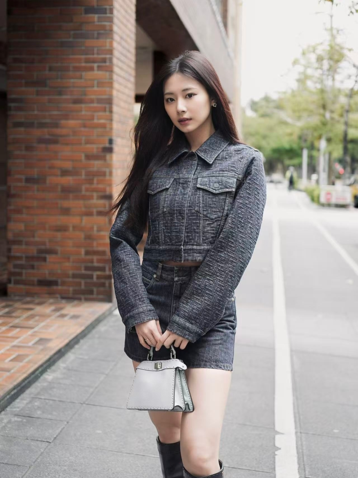 周子瑜絕美演繹 FENDI 時裝與經典Peekaboo包款