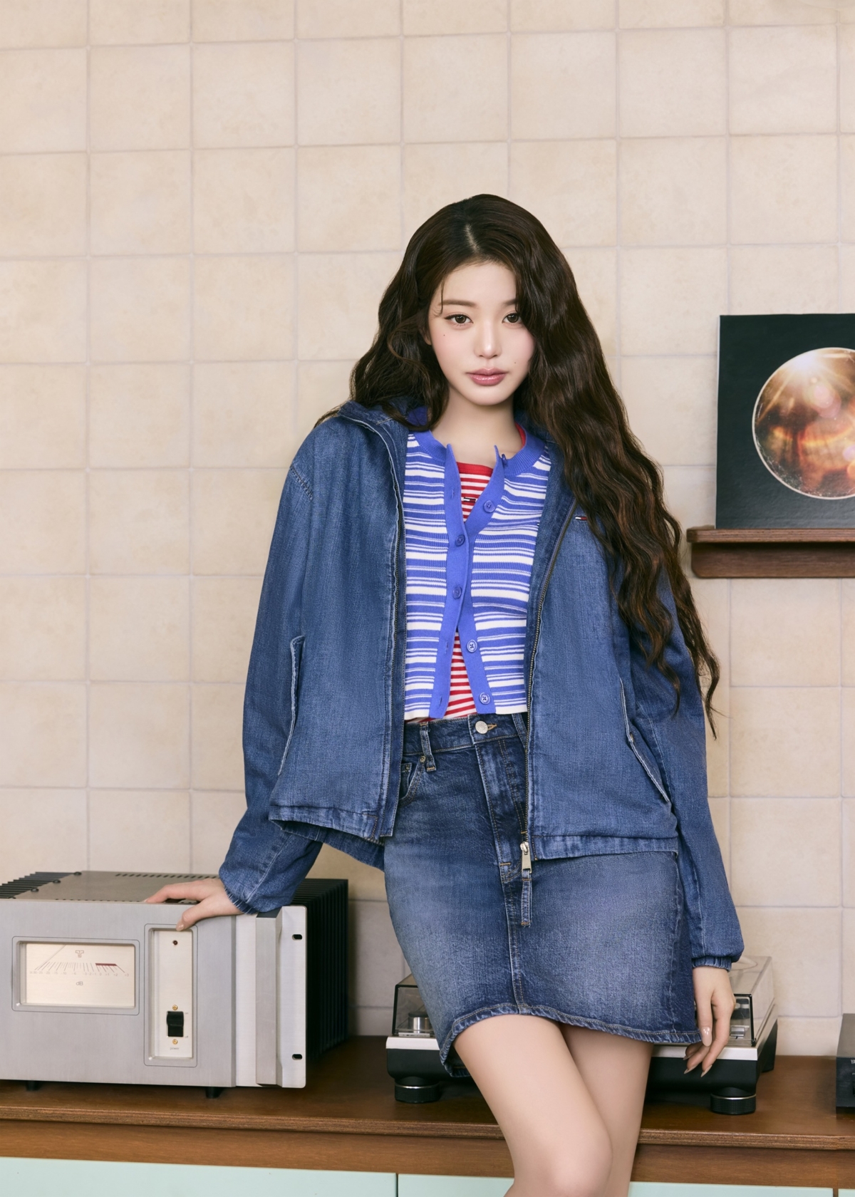 以輕鬆自在的音樂工作室為背景，張員瑛置身於黑膠唱片與音響設備之間，呈現自然且富有創意的氛圍。