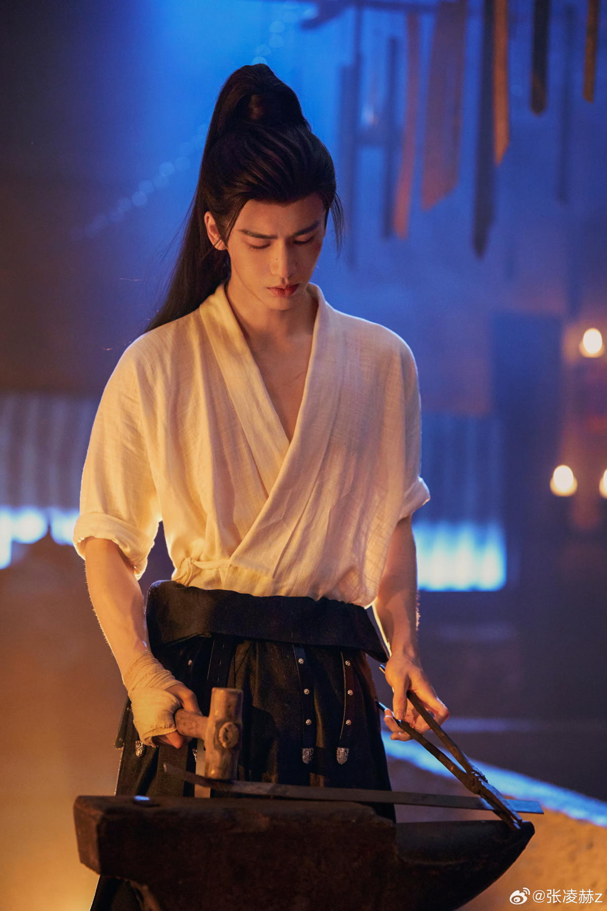 既然張凌赫是理工男，粉絲建議大家也要同步提升學術能力，建立「共同語言」。當別人在喊「好帥」的時候，你要能跟他聊熱力學第二定律，這才是高階吸引力法則。