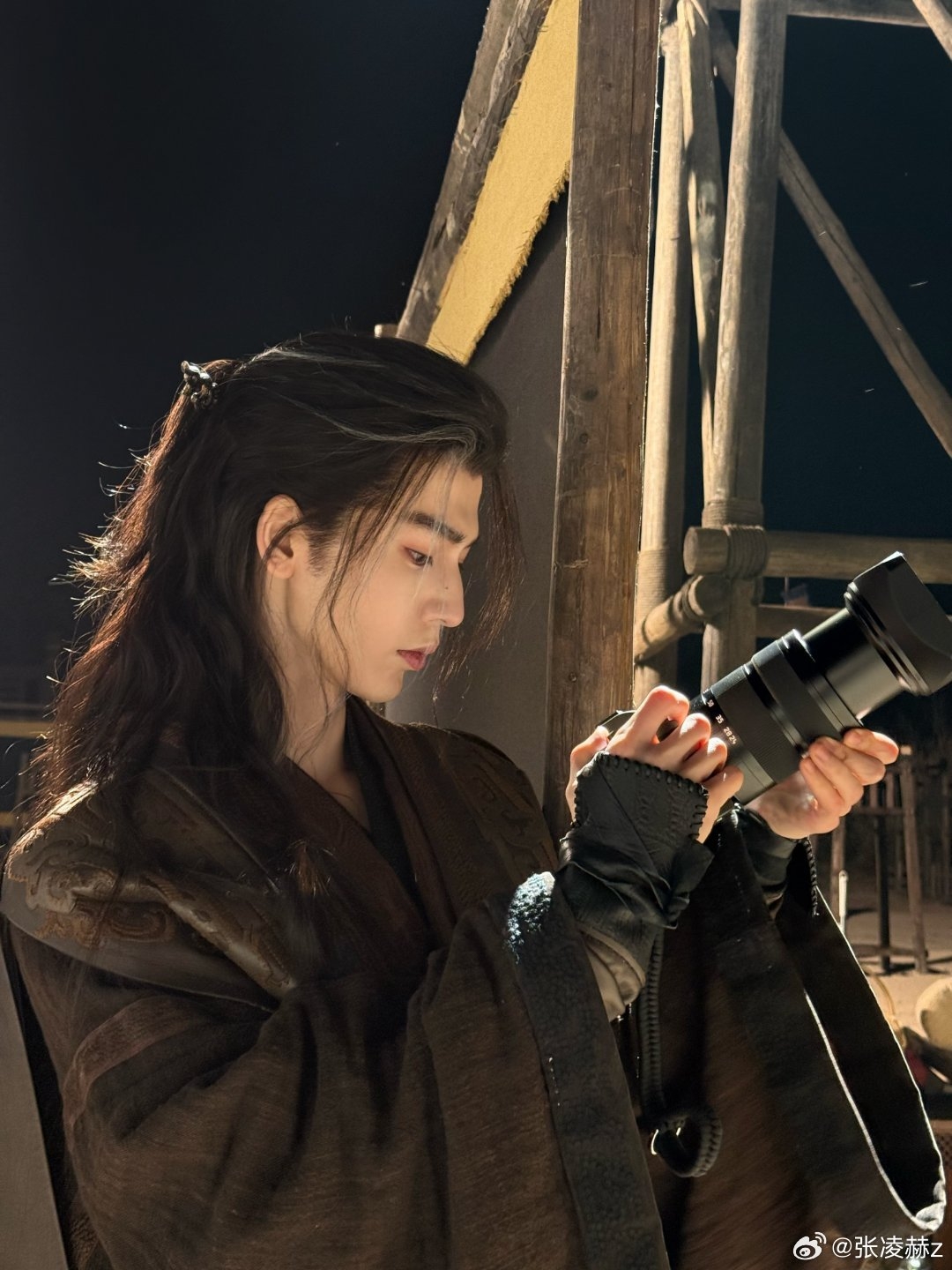 論文作者不僅列出張凌赫的微博粉絲數、學歷背景，還深度分析了與偶像建立連結的可能性。