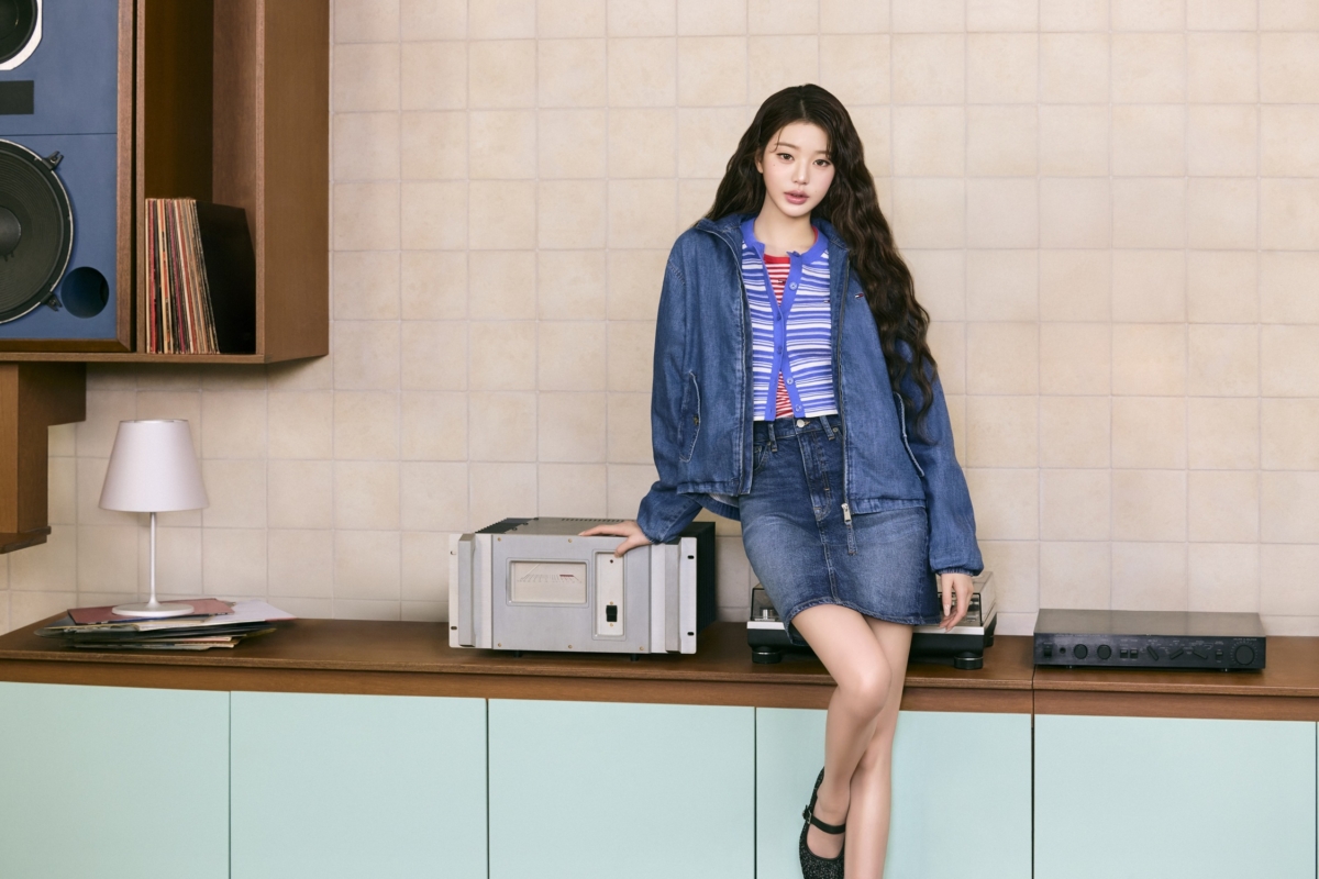 以輕鬆自在的音樂工作室為背景，張員瑛置身於黑膠唱片與音響設備之間，呈現自然且富有創意的氛圍。